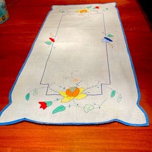 VINTAGE appliqué table runner from the 1950’s. White with daffodils design